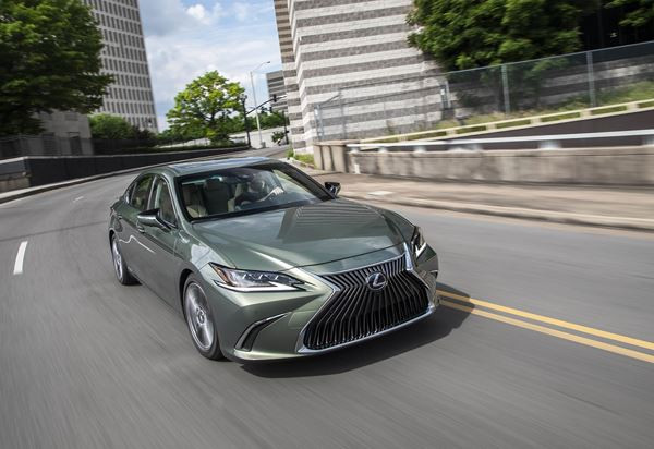 La grande berline Lexus ES affiche un design dynamique