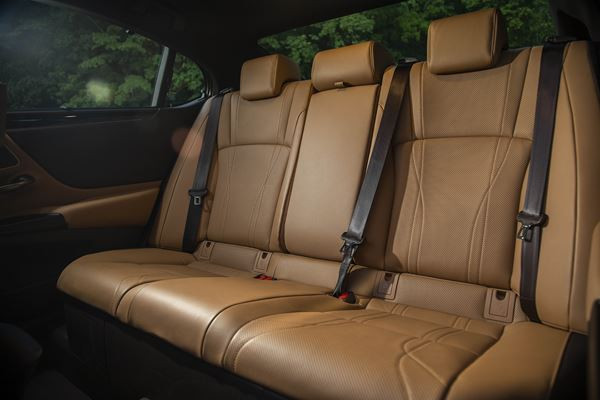La grande berline Lexus ES affiche un design dynamique