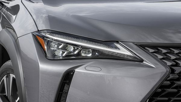 Le crossover compact Lexus UX affiche un style audacieux