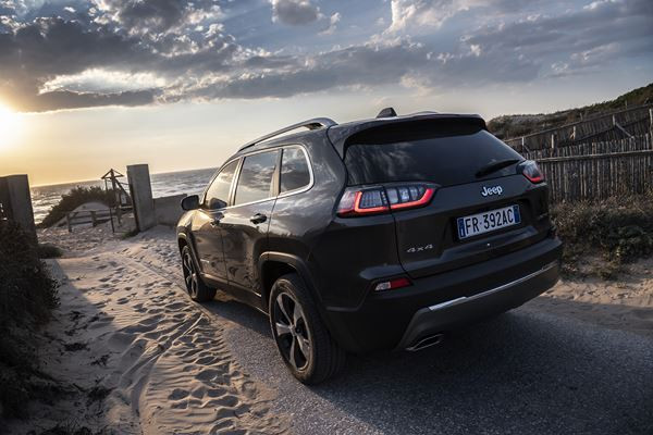 Jeep Cherokee restylée: un SUV de taille moyenne fidèle au style Jeep