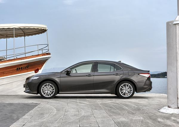 La berline tricorps Toyota Camry hybride-électrique se relance en Europe