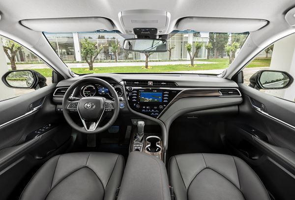 La berline tricorps Toyota Camry hybride-électrique se relance en Europe