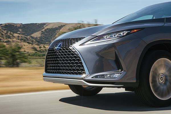 Le grand SUV sept places Lexus RX L restylé affiche une allure puissante et sportive