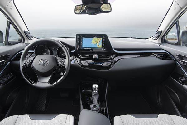 Le Toyota C-HR restylé se démarque par ses lignes de coupé