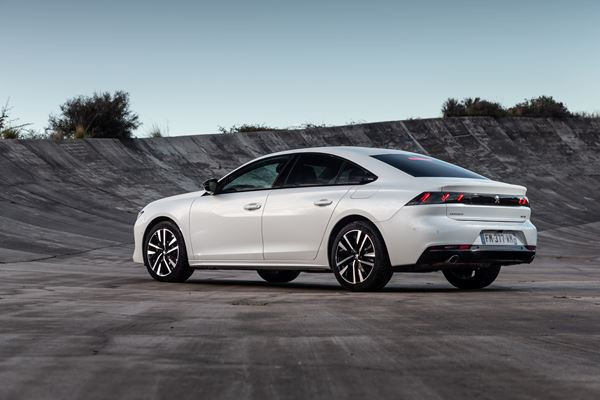 La berline radicale Peugeot 508 hybride rechargeable développe 225 ch