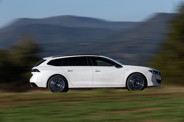 Le break Peugeot 508 SW hybride rechargeable développe 225 ch