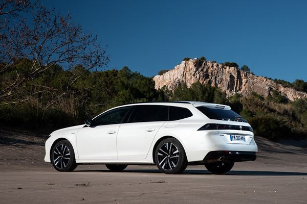 Le break Peugeot 508 SW hybride rechargeable développe 225 ch