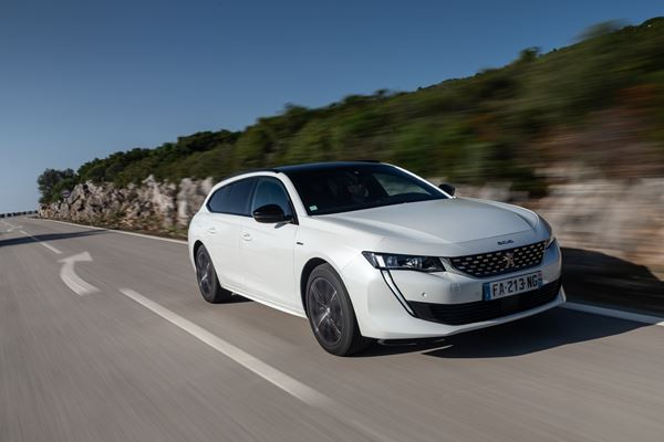 Le break Peugeot 508 SW hybride rechargeable développe 225 ch