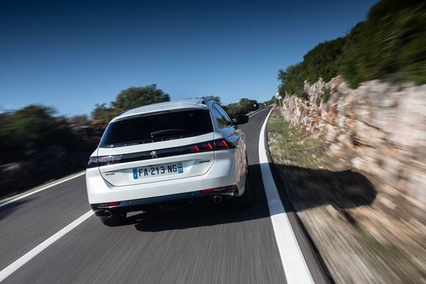 Le break Peugeot 508 SW hybride rechargeable développe 225 ch
