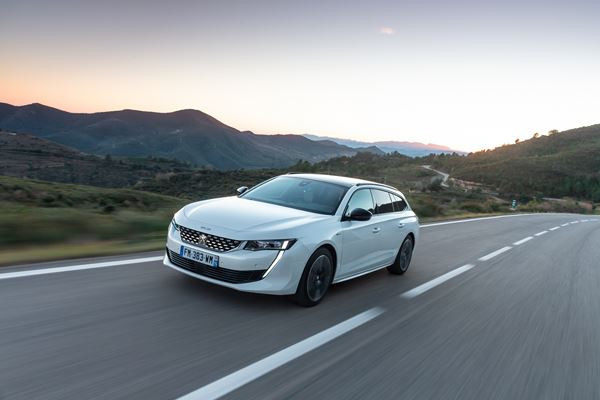Le break Peugeot 508 SW hybride rechargeable développe 225 ch
