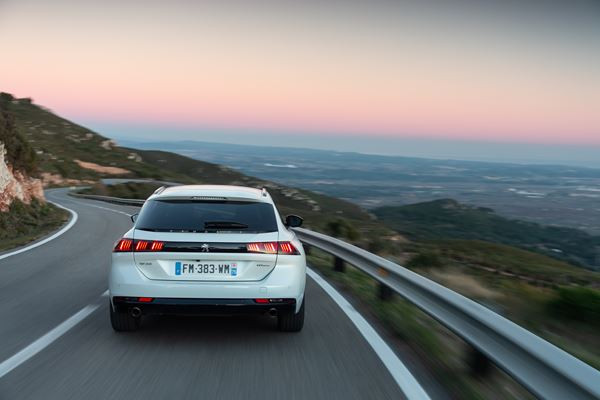 Le break Peugeot 508 SW hybride rechargeable développe 225 ch