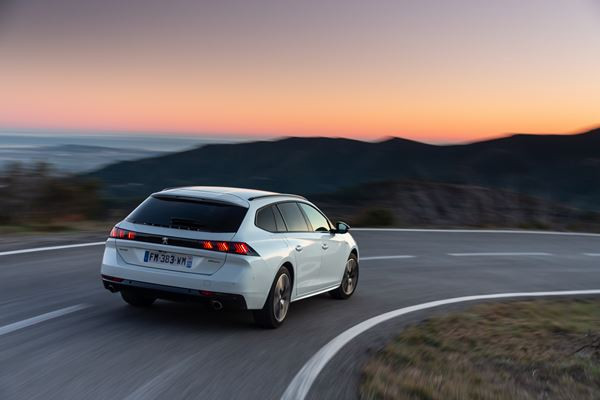 Le break Peugeot 508 SW hybride rechargeable développe 225 ch
