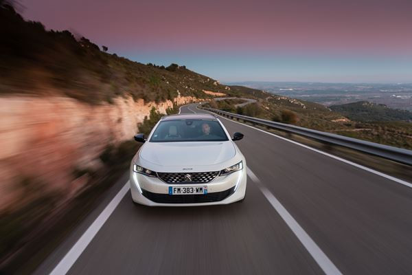 Le break Peugeot 508 SW hybride rechargeable développe 225 ch