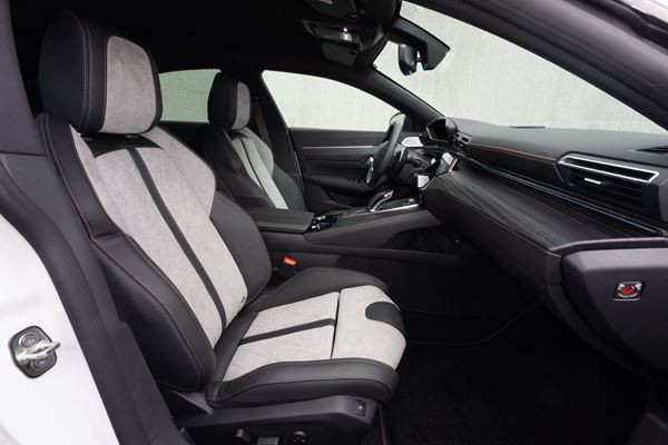 Le break Peugeot 508 SW hybride rechargeable développe 225 ch