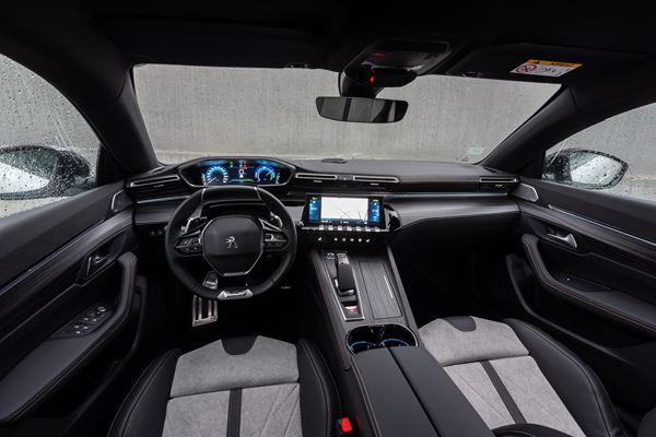Le break Peugeot 508 SW hybride rechargeable développe 225 ch