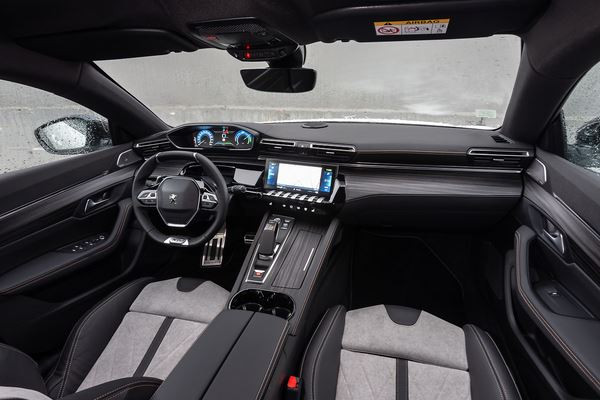 Le break Peugeot 508 SW hybride rechargeable développe 225 ch