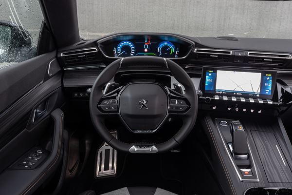 Le break Peugeot 508 SW hybride rechargeable développe 225 ch