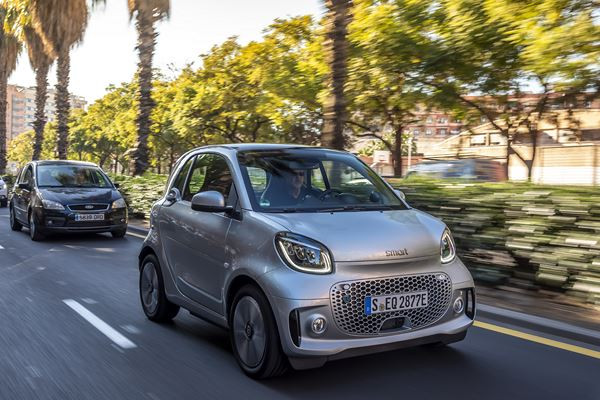 La smart EQ fortwo s'offre un design légèrement remanié sur le plan visuel