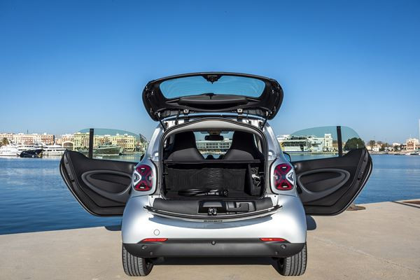 La smart EQ fortwo s'offre un design légèrement remanié sur le plan visuel