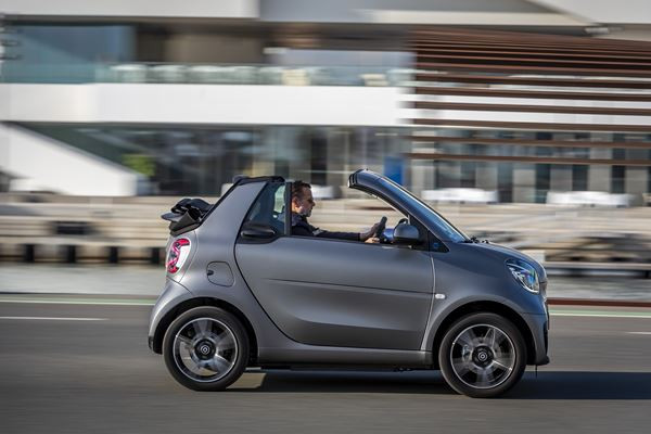 La smart EQ fortwo cabrio arbore une grille de calandre remaniée