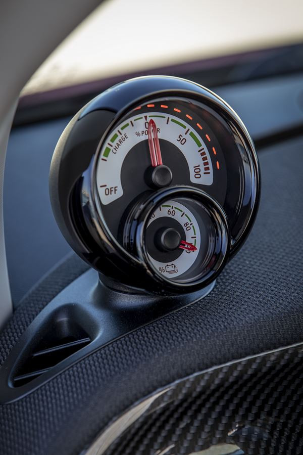 La smart EQ fortwo cabrio arbore une grille de calandre remaniée
