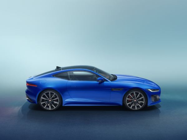 La sportive biplace anglaise Jaguar F-Type Coupé affiche un design plus musclé