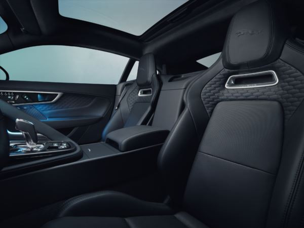 La sportive biplace anglaise Jaguar F-Type Coupé affiche un design plus musclé