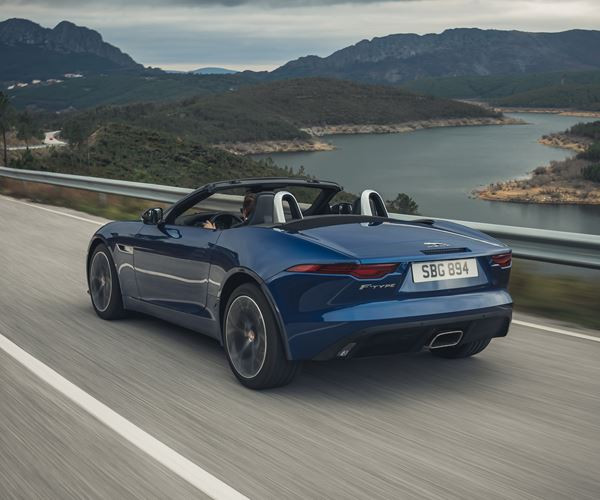 La sportive anglaise découvrable Jaguar F-Type Cabriolet affiche un design plus musclé
