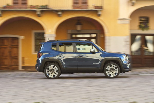 La Jeep Renegade 4xe hybride rechargeable dans les starting blocks