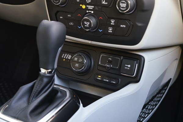 La Jeep Renegade 4xe hybride rechargeable dans les starting blocks