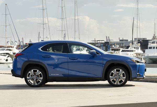 Le Lexus UXe revendique une expérience de conduite électrifiée unique à Lexus