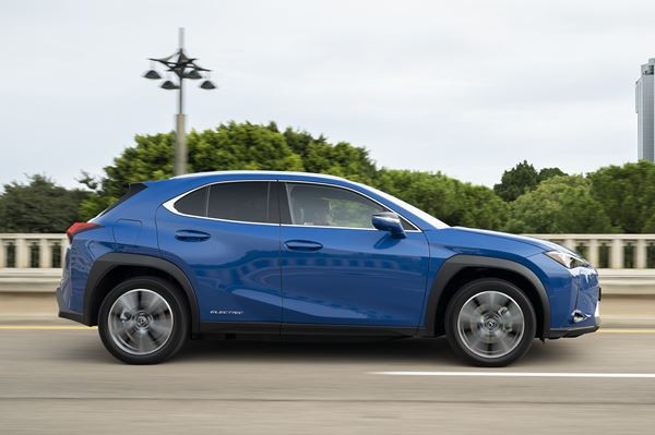 Le Lexus UXe revendique une expérience de conduite électrifiée unique à Lexus