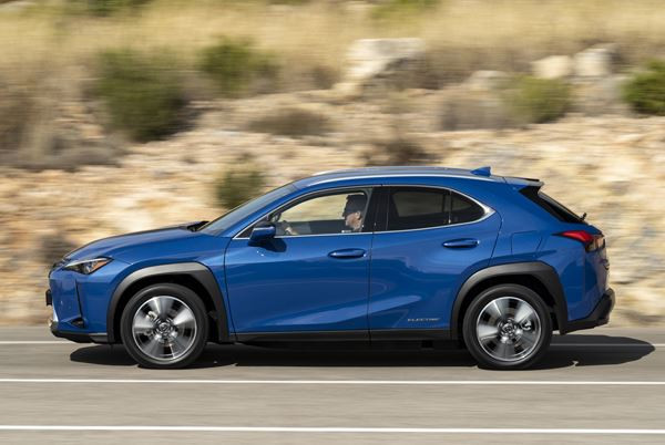 Le Lexus UXe revendique une expérience de conduite électrifiée unique à Lexus