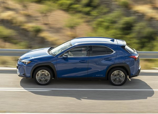 Le Lexus UXe revendique une expérience de conduite électrifiée unique à Lexus