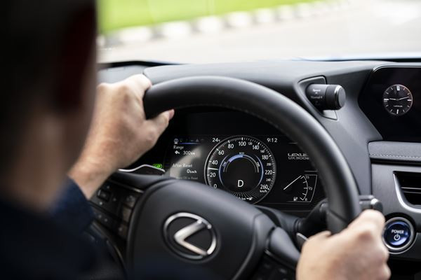Le Lexus UXe revendique une expérience de conduite électrifiée unique à Lexus