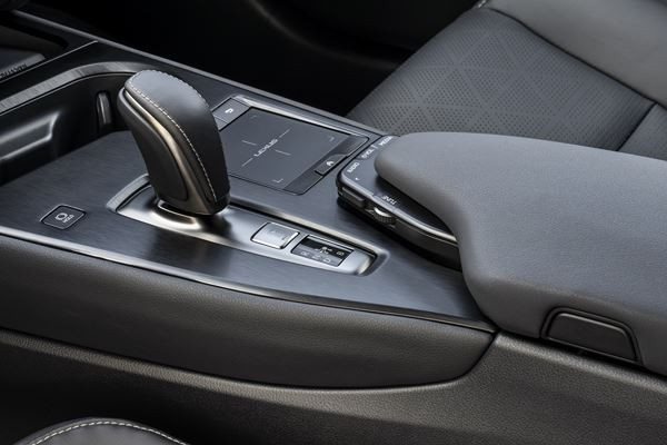 Le Lexus UXe revendique une expérience de conduite électrifiée unique à Lexus