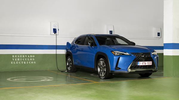 Le Lexus UXe revendique une expérience de conduite électrifiée unique à Lexus