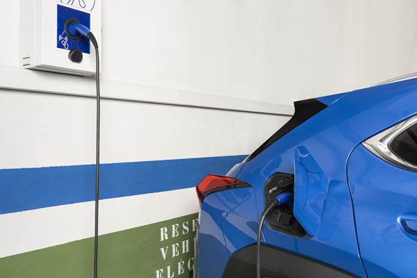 Le Lexus UXe revendique une expérience de conduite électrifiée unique à Lexus
