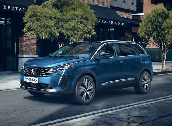 Le SUV sept places Peugeot 5008 s'offre une calandre sans cadre