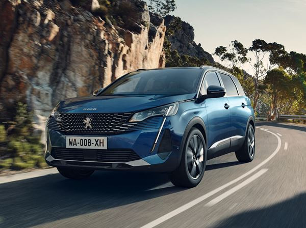 Le SUV sept places Peugeot 5008 s'offre une calandre sans cadre