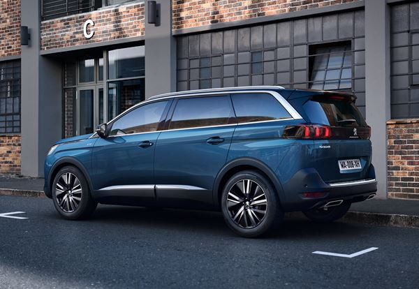 Le SUV sept places Peugeot 5008 s'offre une calandre sans cadre