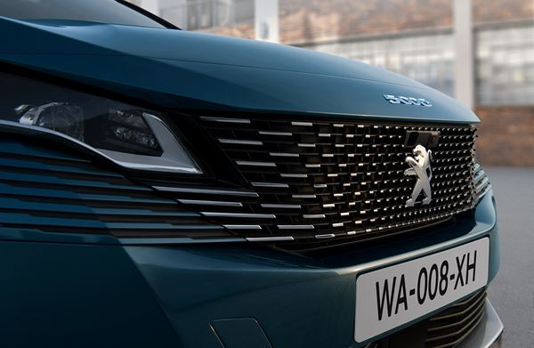 Le SUV sept places Peugeot 5008 s'offre une calandre sans cadre