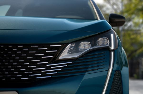 Le SUV sept places Peugeot 5008 s'offre une calandre sans cadre