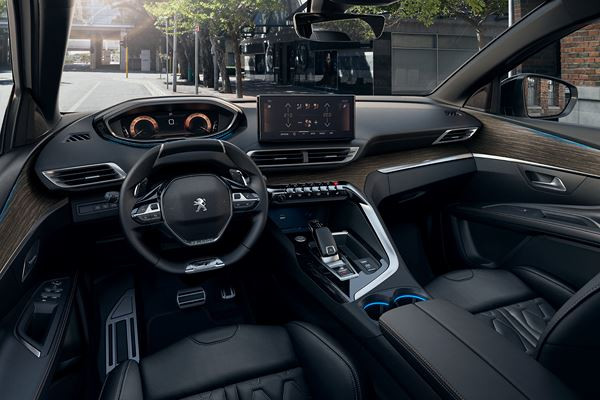 Le SUV sept places Peugeot 5008 s'offre une calandre sans cadre