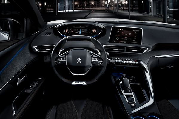 Le SUV sept places Peugeot 5008 s'offre une calandre sans cadre