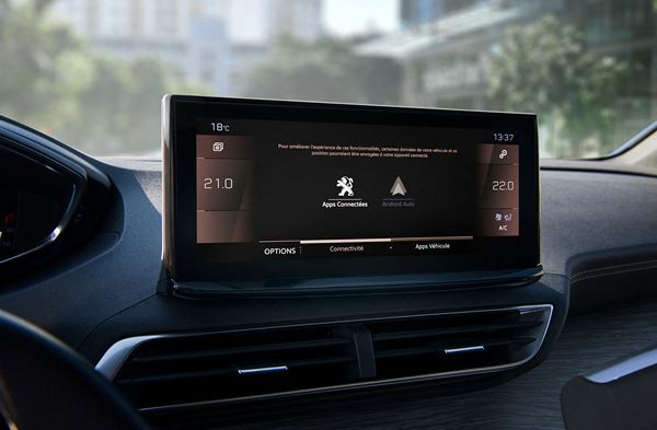 Le SUV sept places Peugeot 5008 s'offre une calandre sans cadre