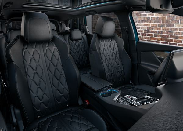 Le SUV sept places Peugeot 5008 s'offre une calandre sans cadre