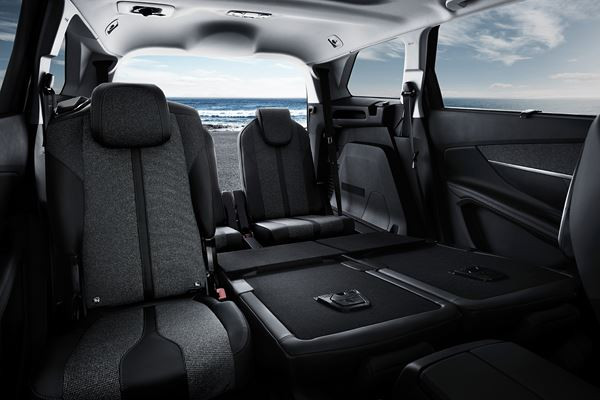 Le SUV sept places Peugeot 5008 s'offre une calandre sans cadre