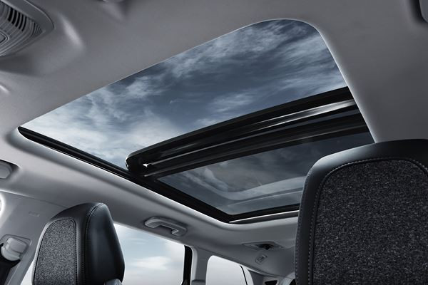 Le SUV sept places Peugeot 5008 s'offre une calandre sans cadre