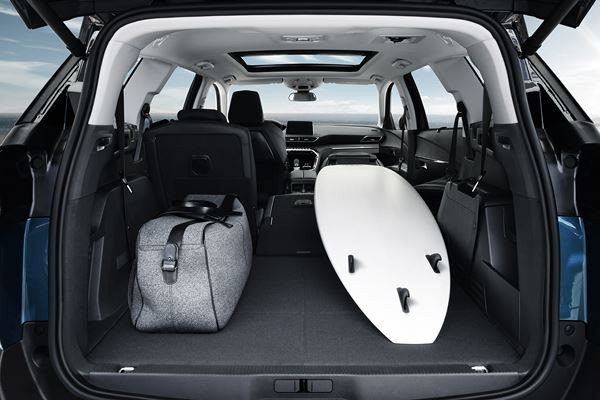 Le SUV sept places Peugeot 5008 s'offre une calandre sans cadre
